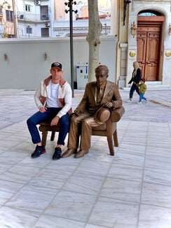 Μια θέση δίπλα στον Καβάφη