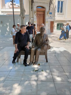 Μια θέση δίπλα στον Καβάφη