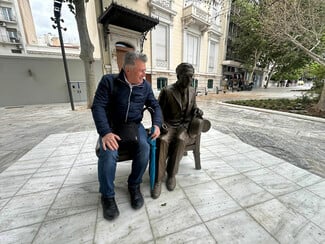 Μια θέση δίπλα στον Καβάφη
