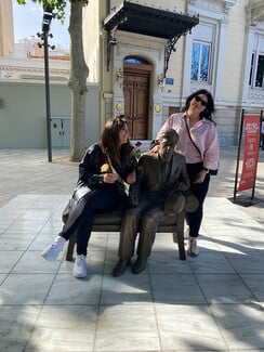 Μια θέση δίπλα στον Καβάφη