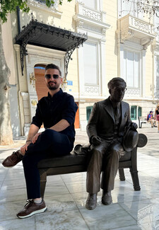Μια θέση δίπλα στον Καβάφη