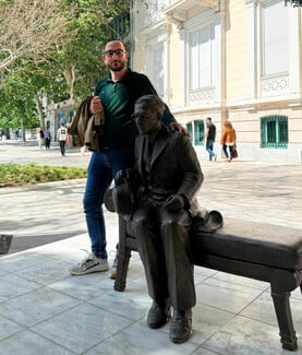 Μια θέση δίπλα στον Καβάφη