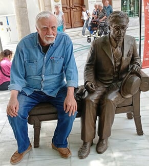 Μια θέση δίπλα στον Καβάφη