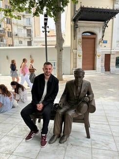 Μια θέση δίπλα στον Καβάφη