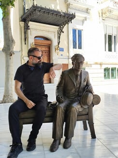 Μια θέση δίπλα στον Καβάφη