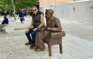 Μια θέση δίπλα στον Καβάφη
