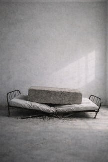 SLEEPLESS: Μια περφόρμανς για την αϋπνία εκτυλίσσεται σε 12 δωμάτια