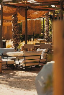 The C-Beach Restaurant: Ένα all-day καλοκαίρι δίπλα στο κύμα επιστρέφει στη Βούλα