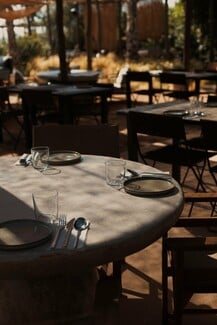 The C-Beach Restaurant: Ένα all-day καλοκαίρι δίπλα στο κύμα επιστρέφει στη Βούλα
