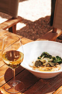 The C-Beach Restaurant: Ένα all-day καλοκαίρι δίπλα στο κύμα επιστρέφει στη Βούλα