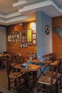 Thanasis 1948: Αυτό το ιστορικό steakhouse ξέρει από κοπές