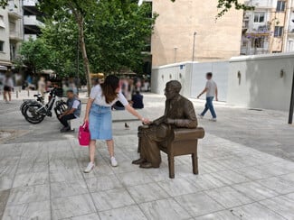 Μια θέση δίπλα στον Καβάφη