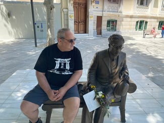 Μια θέση δίπλα στον Καβάφη