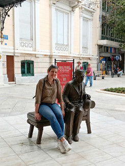 Μια θέση δίπλα στον Καβάφη