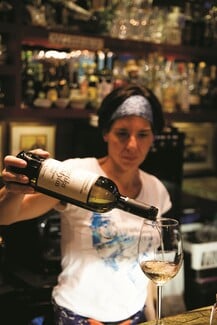 Heteroclito: Ένα bar à vin που λειτουργεί ως χάρτης της οινικής απόλαυσης