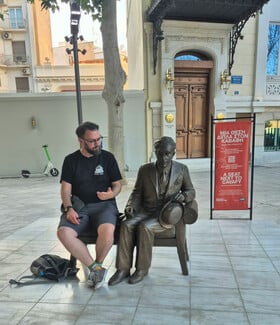 Μια θέση δίπλα στον Καβάφη
