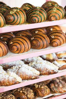 Overoll: Το brunch spot που έκανε το κρουασάν καθημερινή γεύση
