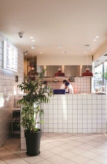 Stack: Τα smash burgers των δυτικών προαστίων έρχονται στην Κυψέλη