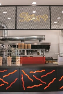 Slourp Pasta: Μια μακαρονάδα στο χέρι σε μια όμορφη πλατεία του Κορυδαλλού