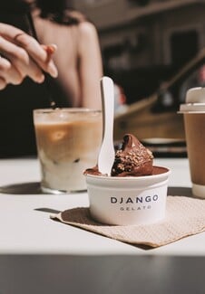Django: Aληθινό gelato ημέρας στο παγωτατζίδικο στο Κουκάκι