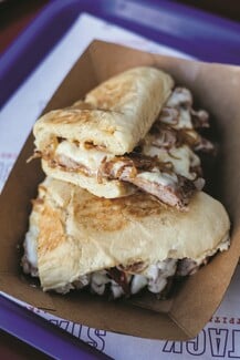Stack: Τα smash burgers των δυτικών προαστίων έρχονται στην Κυψέλη