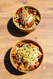 Slourp Pasta: Μια μακαρονάδα στο χέρι σε μια όμορφη πλατεία του Κορυδαλλού