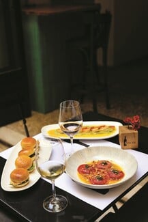 Psyche: Το μυστικό wine bar της Ερμού ανοίγει την ψυχή σου