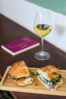 Το Gary arts books ’n wines φέρνει κοντά διαφορετικούς ανθρώπους