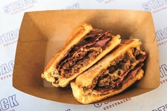Stack: Τα smash burgers των δυτικών προαστίων έρχονται στην Κυψέλη