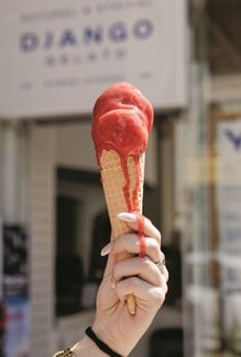 Django: Aληθινό gelato ημέρας στο παγωτατζίδικο στο Κουκάκι