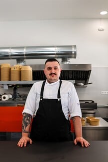 Slourp Pasta: Μια μακαρονάδα στο χέρι σε μια όμορφη πλατεία του Κορυδαλλού