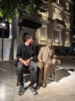 Μια θέση δίπλα στον Καβάφη