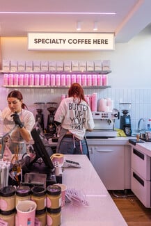 Overoll: Το brunch spot που έκανε το κρουασάν καθημερινή γεύση