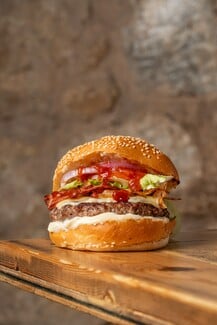 Pax Burgers: Οι locals έγιναν πιστοί οπαδοί της γεύσης τους