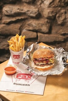 Pax Burgers: Οι locals έγιναν πιστοί οπαδοί της γεύσης τους