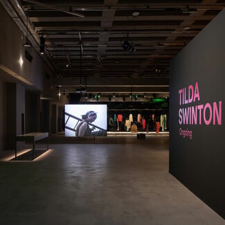 Tilda Swinton: Κέρδισε προσκλήσεις για την συναρπαστική έκθεση στο Onassis Ready