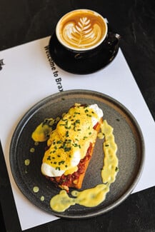 Braxton: Το brunch spot με τον viral Πύργο και τον ψαγμένο καφέ