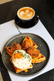 Braxton: Το brunch spot με τον viral Πύργο και τον ψαγμένο καφέ