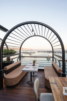 Horizon Rooftop Of Senses: Το rooftop του Μικρολίμανου με θέα την αθηναϊκή Ριβιέρα