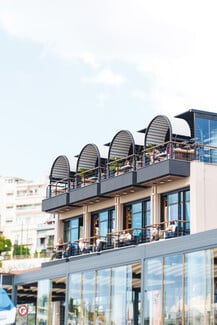 Horizon Rooftop Of Senses: Το rooftop του Μικρολίμανου με θέα την αθηναϊκή Ριβιέρα