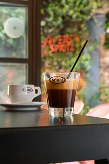 Plakaki: Aperitivo και νόστιμο pairing στην όμορφη πλατεία της Πλάκας