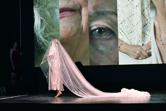 «GLOW ή Πώς να γυρίσεις ασφαλής στο σπίτι σου»: Μια σκηνική σύνθεση για το έμφυλο ζήτημα