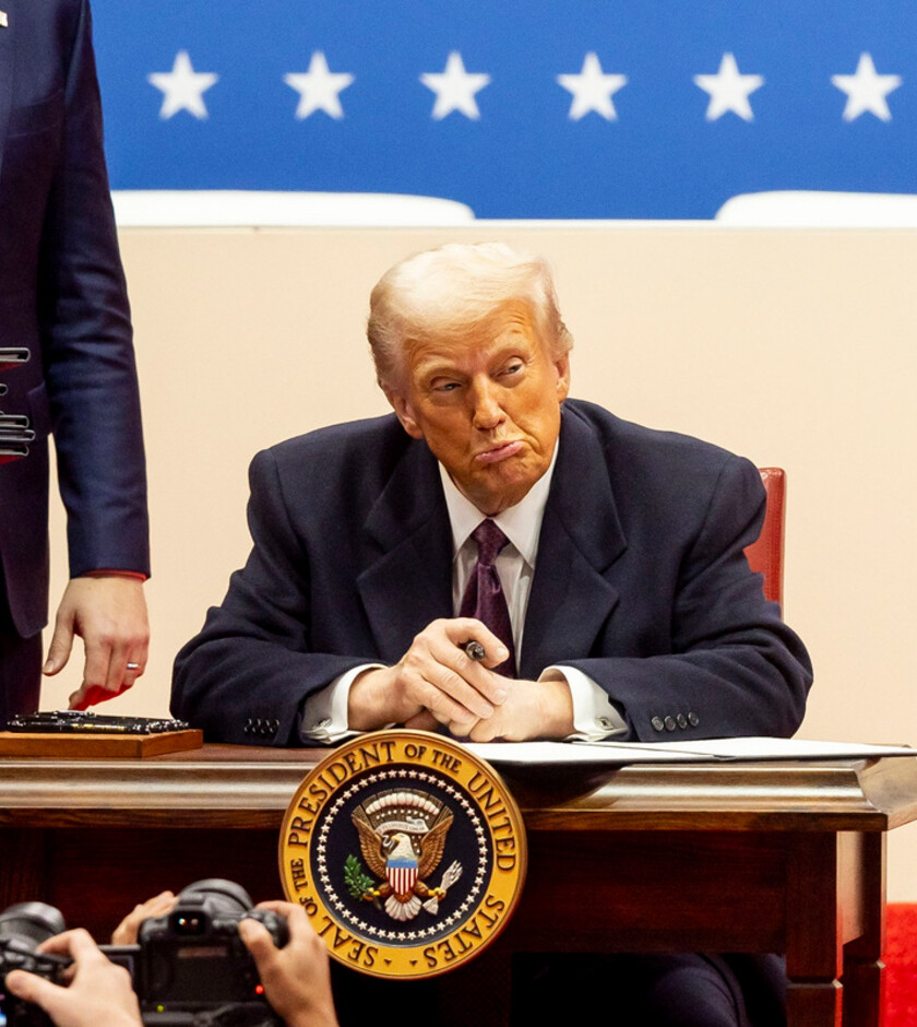 https://www.lifo.gr/sites/default/files/styles/megastories_default_desktop_420x470_x2/public/articles/2025-01-21/TRUMP1-%282%29.jpg?h=d0adfc1c&itok=BajpQk-Y