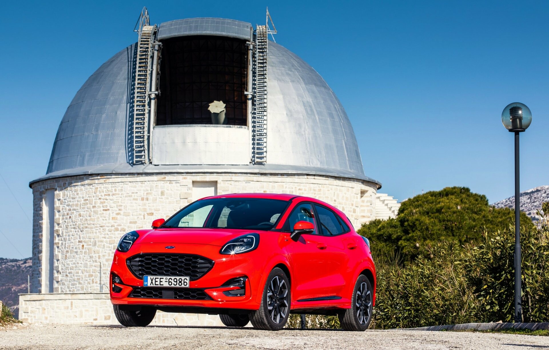 Δαμάζοντας το νέο Ford Puma με φόντο το Αστεροσκοπείο της Πεντέλης