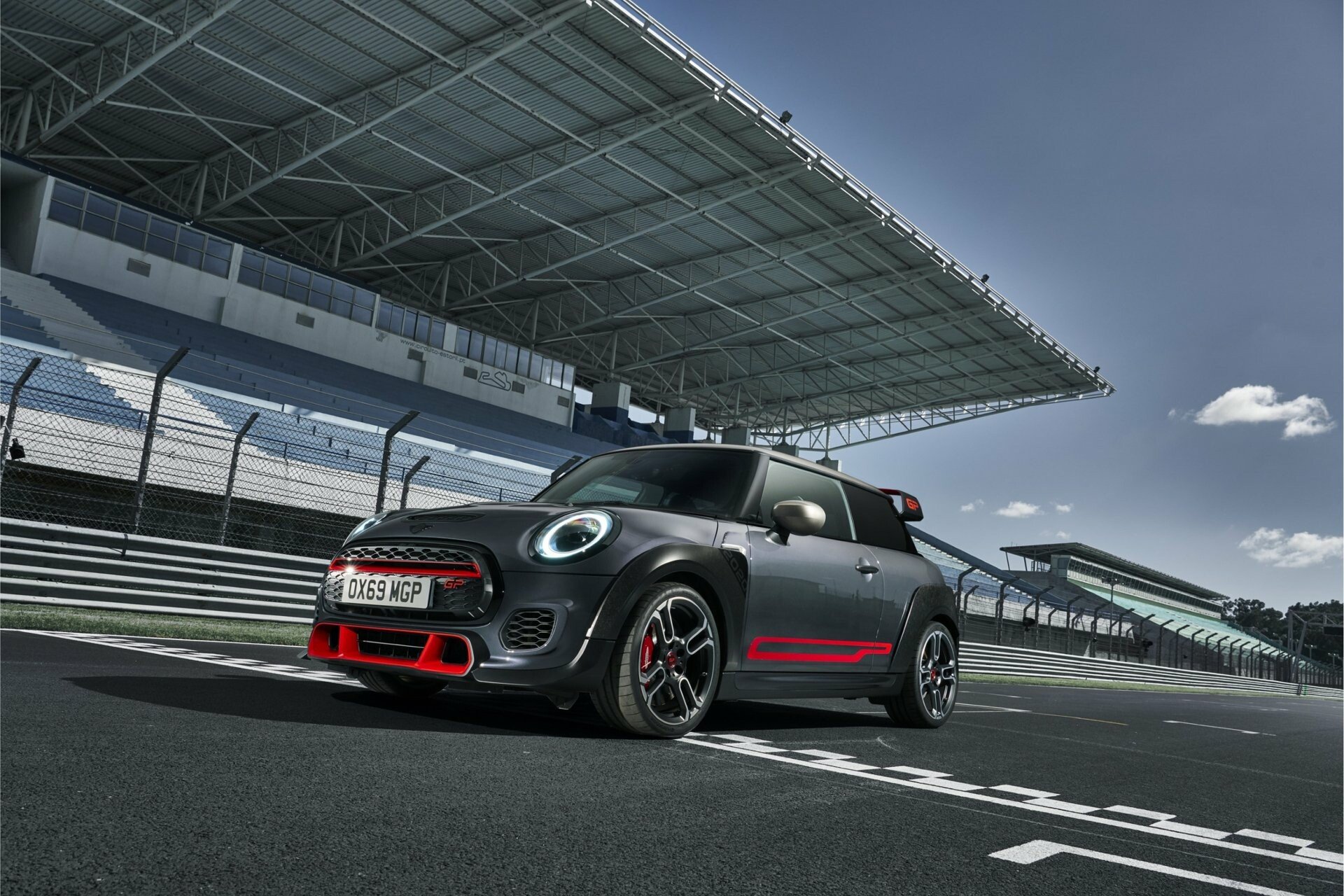 Αυτό είναι το «εκρηκτικό» νέο MINI John Cooper Works GP