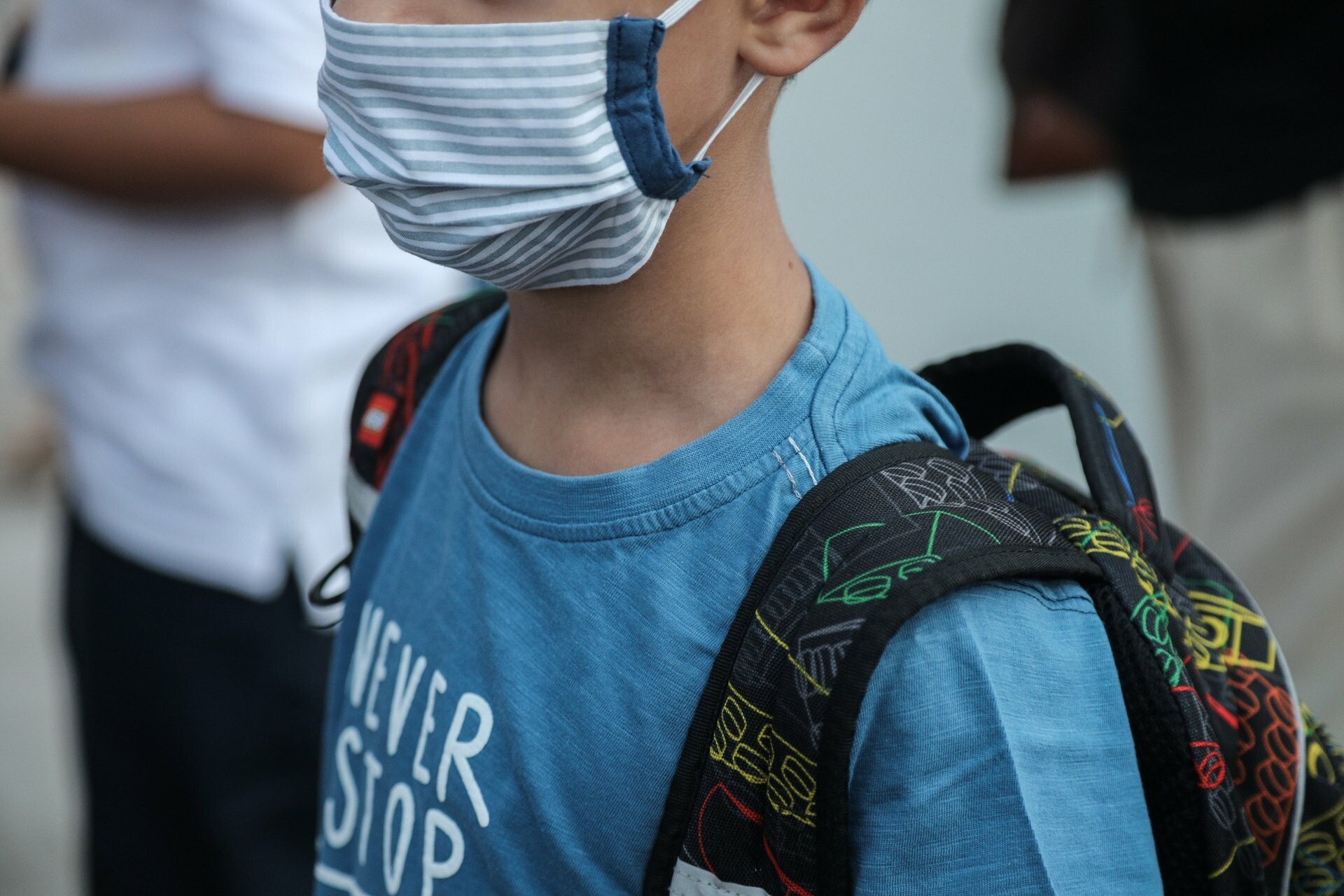 Εικόνες από την πρώτη ημέρα στα σχολεία: Με μάσκες και αποστάσεις οι μαθητές