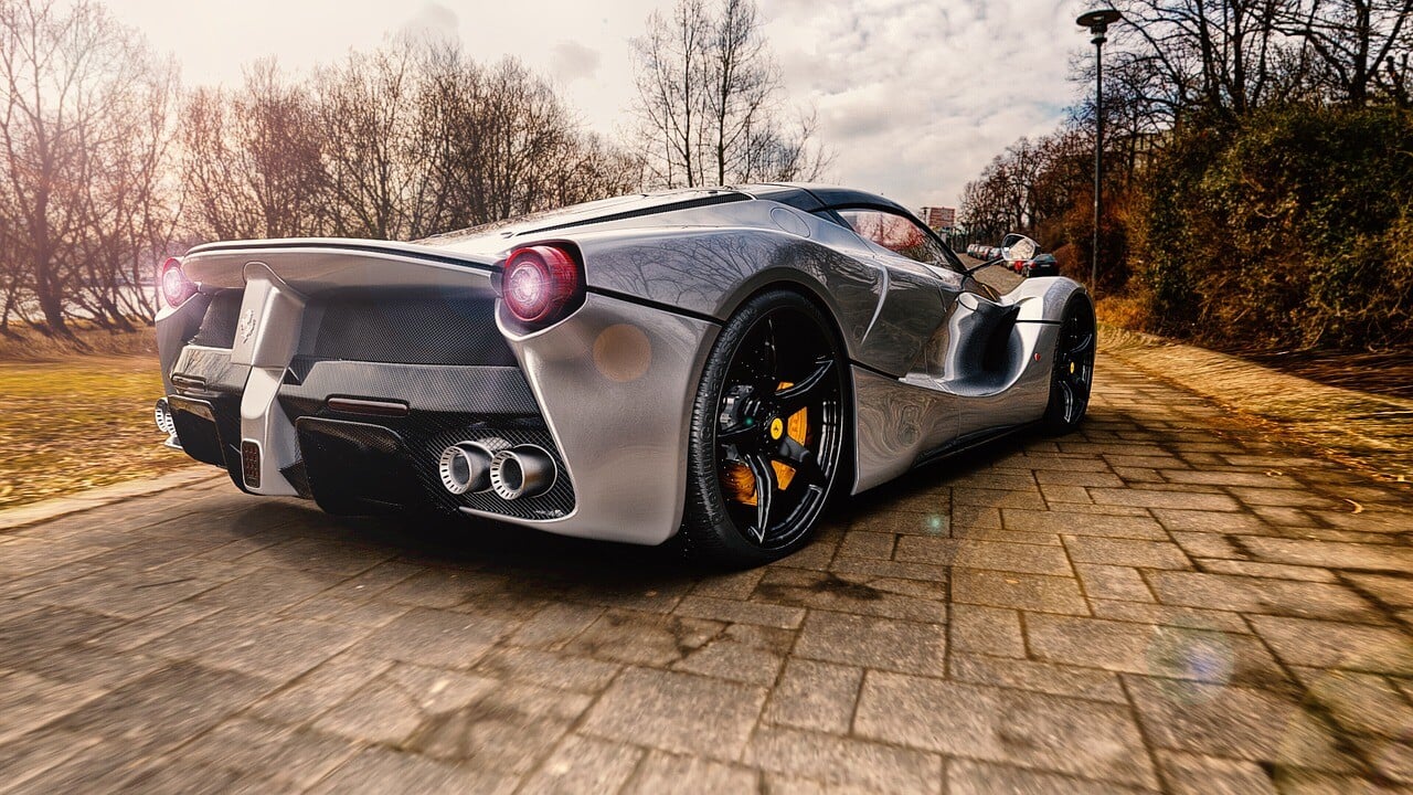 Πόσες Ferrari και Lamborghini πωλούνται κάθε μήνα στην Ελλάδα