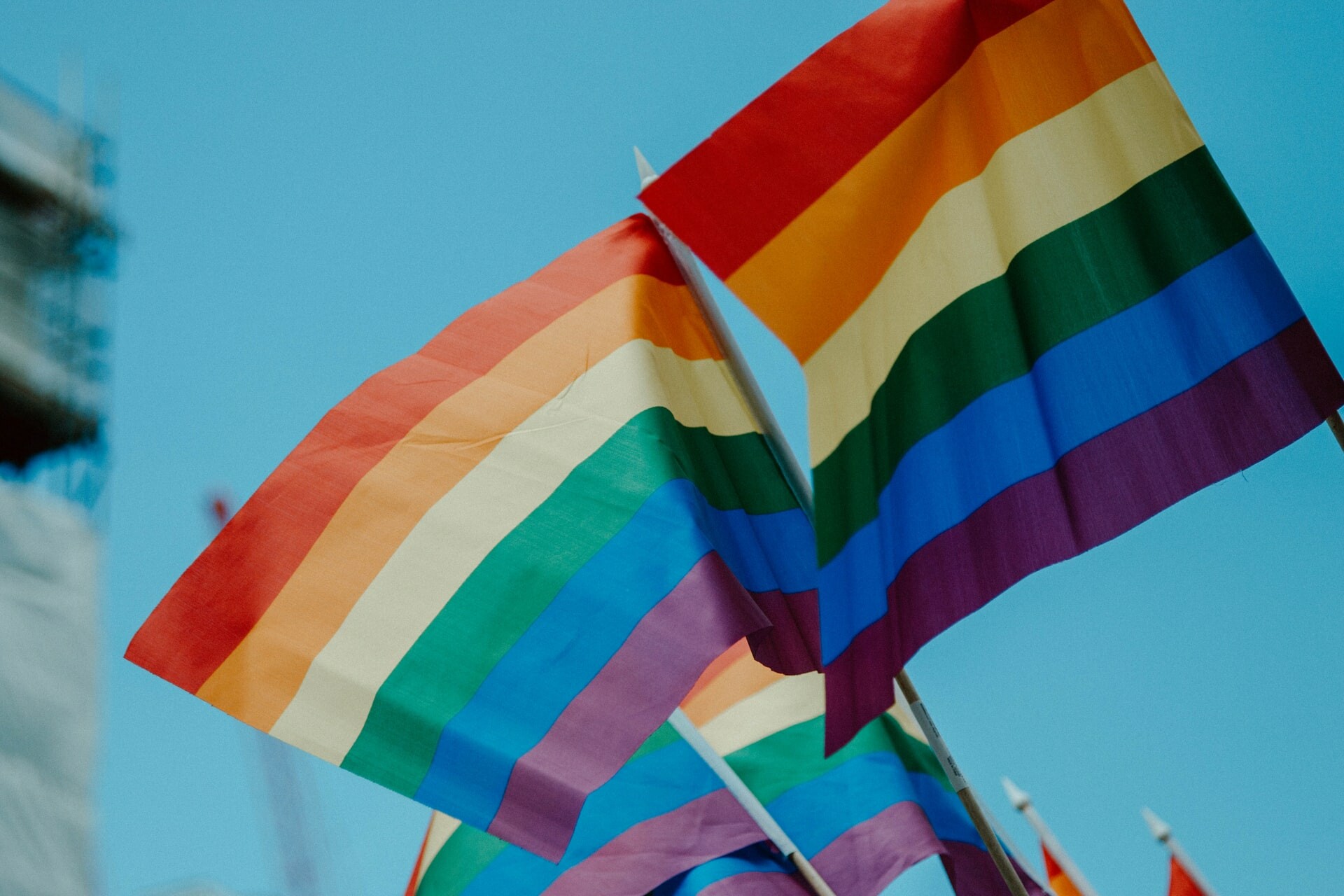 Νέα έκθεση της Deloitte: Οι προσπάθειες ένταξης των LGBT+ έχουν θετικό αντίκτυπο στο χώρο εργασίας, ωστόσο οι προκλήσεις εξακολουθούν να υφίστανται