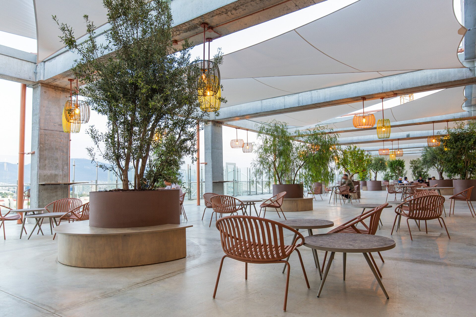Urban Roof Garden: Στο ολοκαίνουργιο spot του The Mall Athens πίνεις καφέ και ροφήματα με θέα την Αθήνα