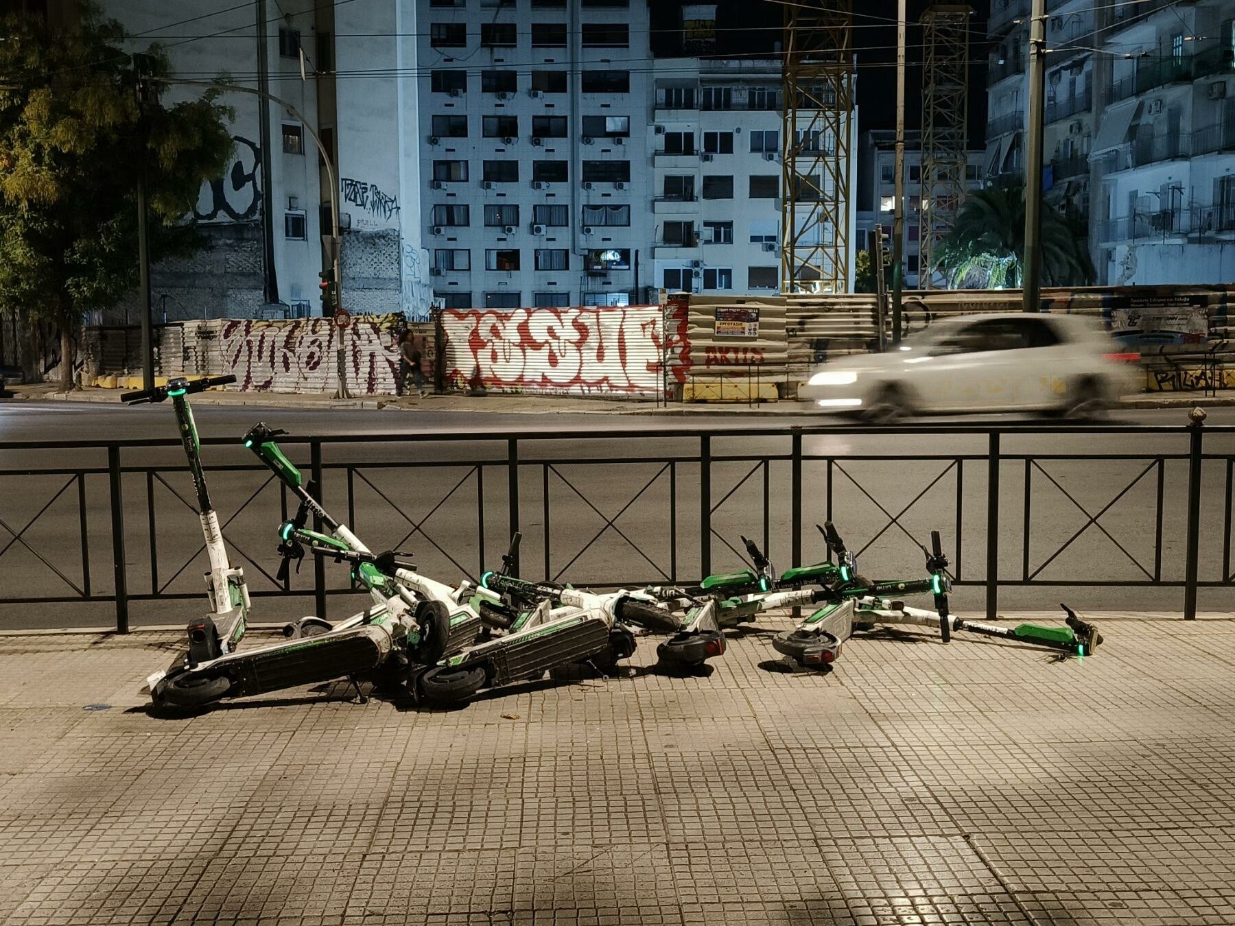 Αθήνα: Τα ηλεκτρικά πατίνια και το χάος της μικροκινητικότητας/ Πώς θα μπει τάξη στο χάος με τα ηλεκτρικά πατίνια στην Αθήνα;/ «Δεν γίνεται να μην έχουμε πατίνια γιατί είναι επικίνδυνο να κυκλοφορήσουν»